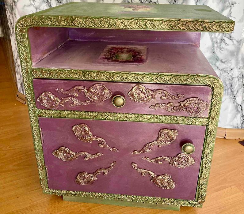 Ръчно декорирано нощно шкафче от дърво