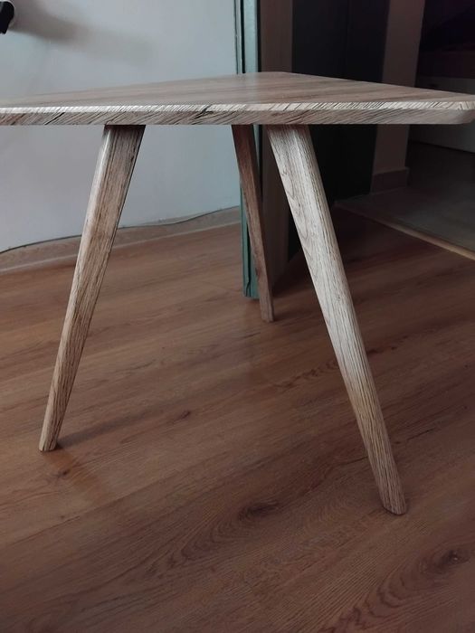 Комплект от две малки триъгълни холни масички