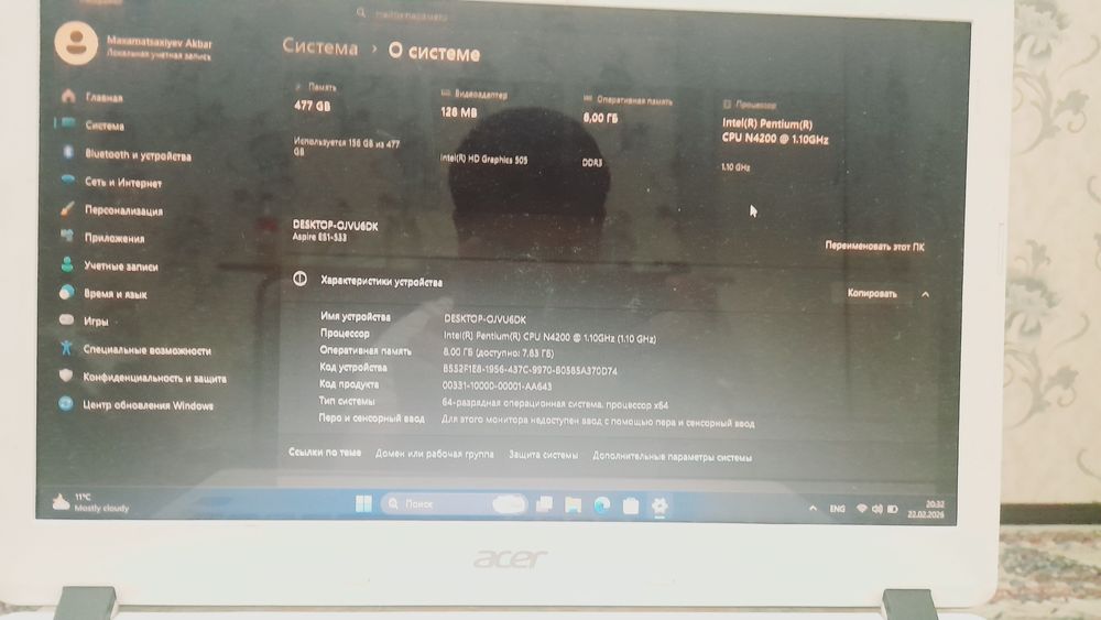 Notbok Acer brendi ostidagi.