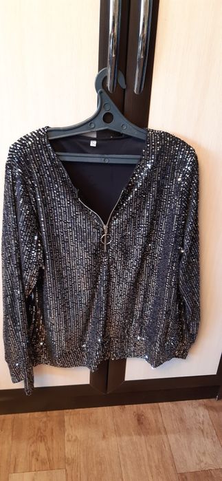 Продам нарядные платье и кофты ,новые.