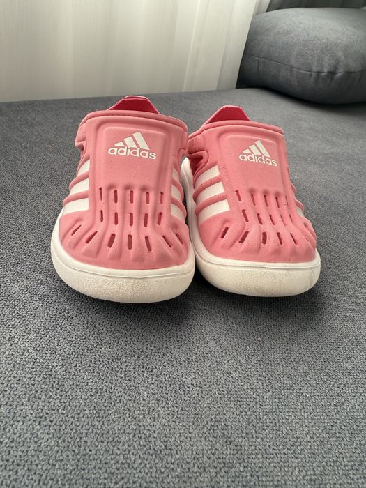 Маратонки и сандали Adidas