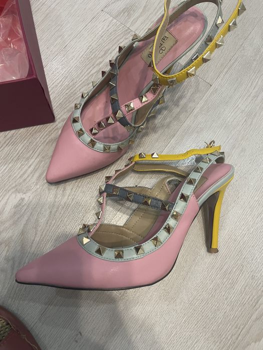 Босоножки на каблуках