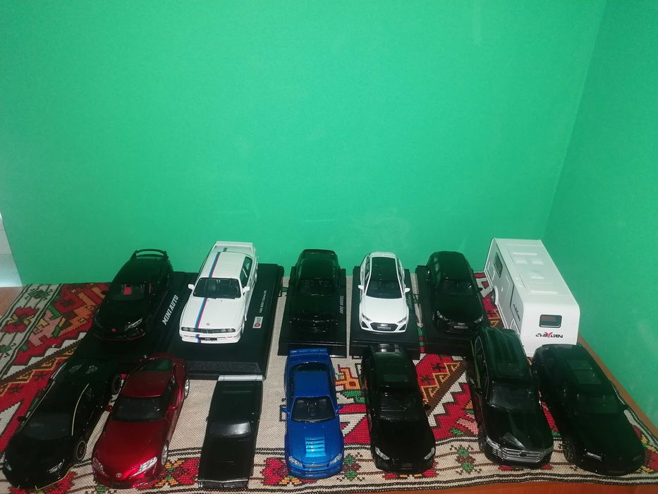 Метални колички с отварящи се врати, работещи фарове и звук от двигате