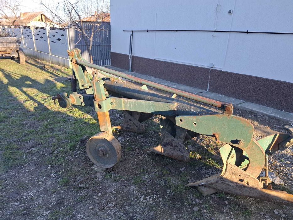 Tractor u650 ,plug si remorca.Se vand si separat