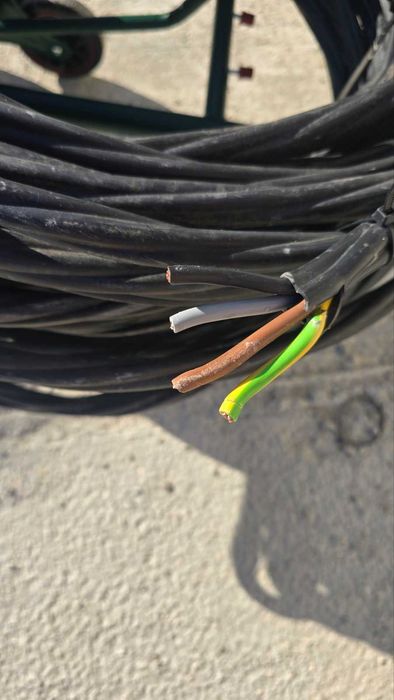 Продавам многожилен кабел 4×16.единия е 30м.,а другия е 60м.ползан е само три мес..малкя е 200евро..големия е 400евро.
