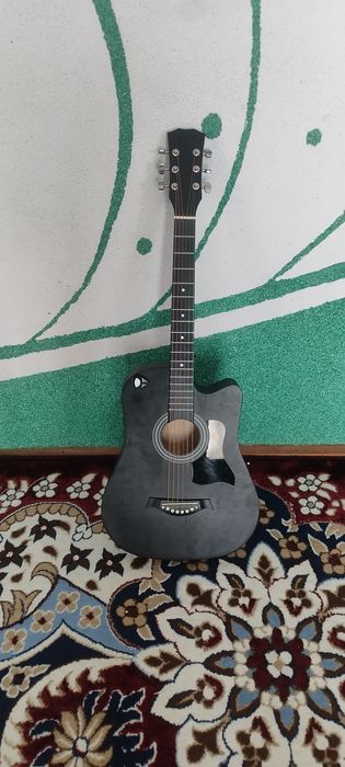 Akustik gitara sotiladi