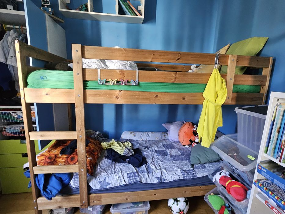 Pat supraetajat Ikea din lemn cu saltele