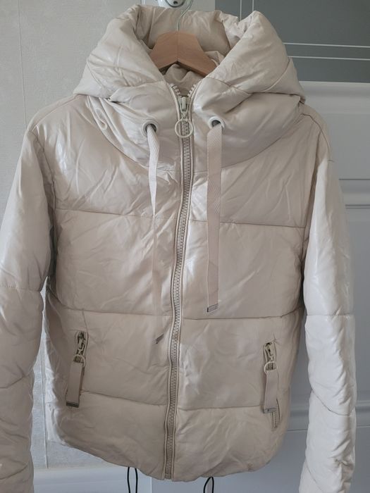 Продам женскую куртку 2000 тг