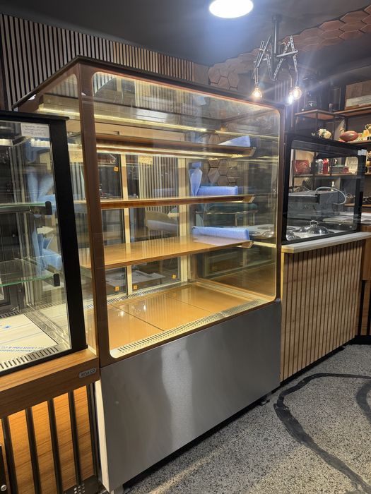 Хшадилна витрина сладкарска