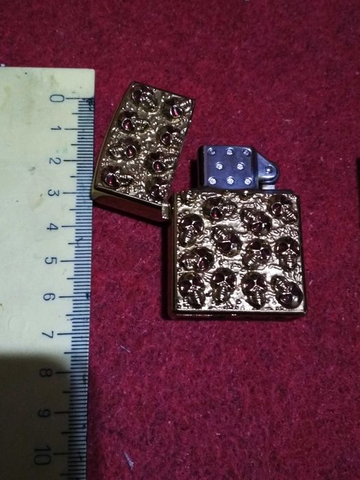 Газовая зажигалка.