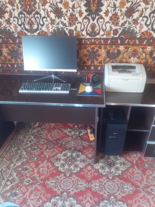 Компютер и кресло и принтер