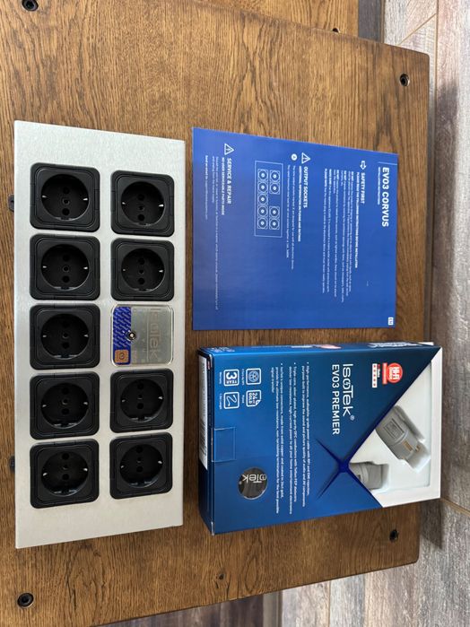 Чисто нов захранващ филтър IsoTek EVO3 Corvus + кабел Premier (9 гнезда)
