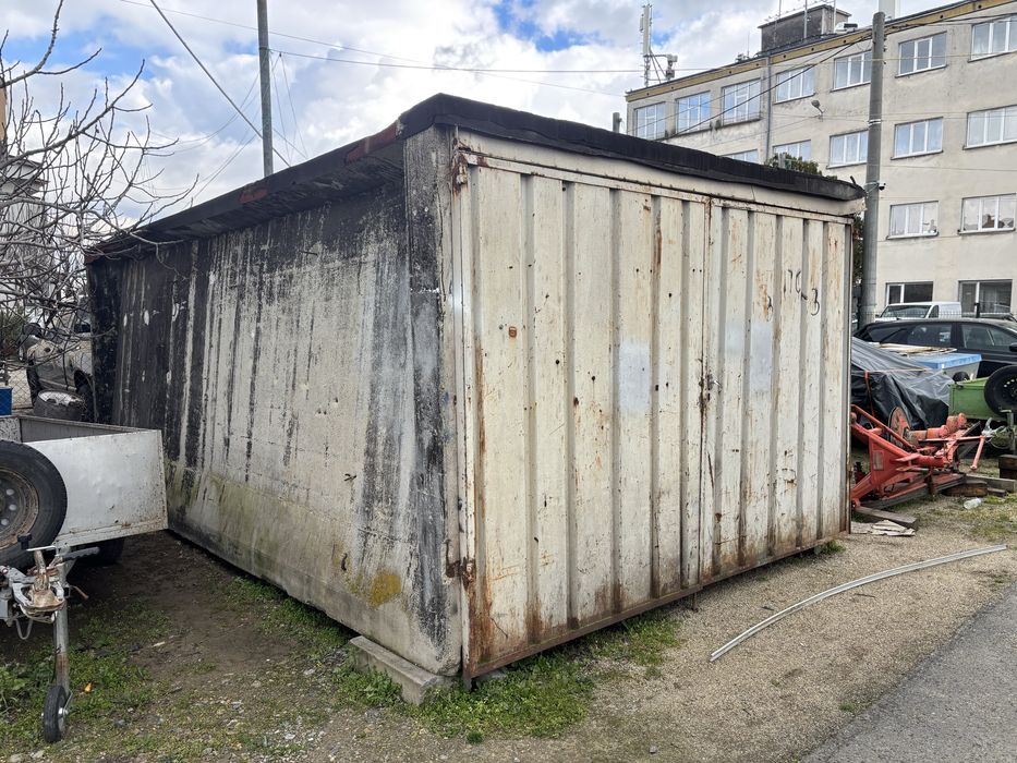 Бетонен гараж с врати