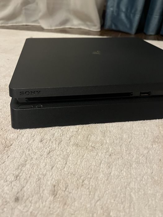 Ps4 Slimp impecabil cu 2 manete, incarcator si 14 jocuri
