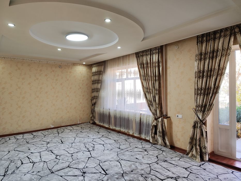 Sentrda arendaga hovli