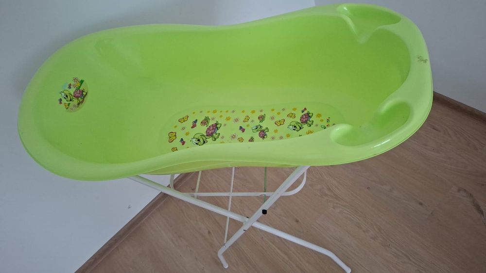 Cădiță de baie Tega baby cu suport metalic foarte putin folosita,in stare excelenta. 60 RON, preluare din Brașov