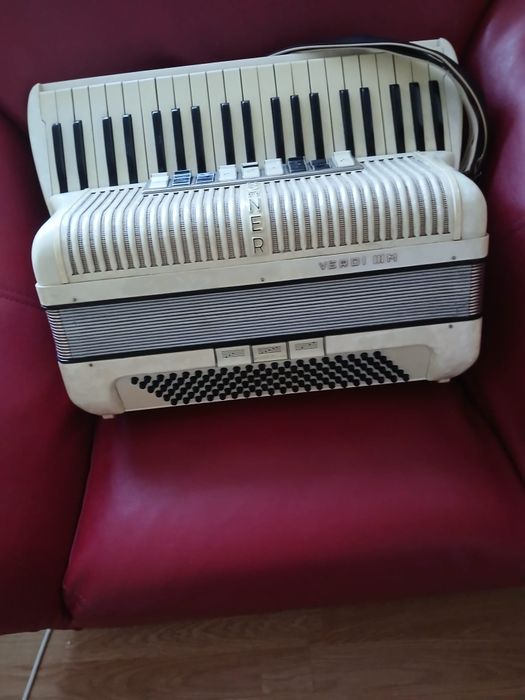 Vind acordeon hohner Verdi 3M cu 120 de basi