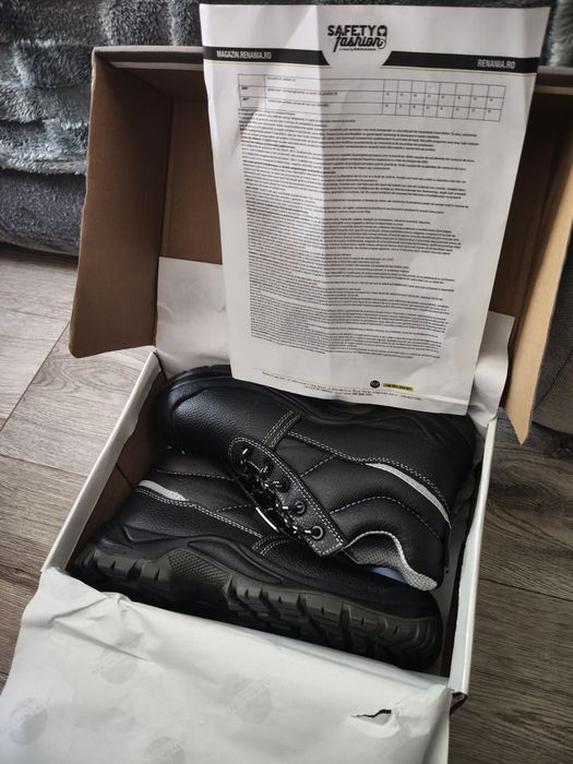 Bocanci de protecție cu bombeu metalic noi Nr 41