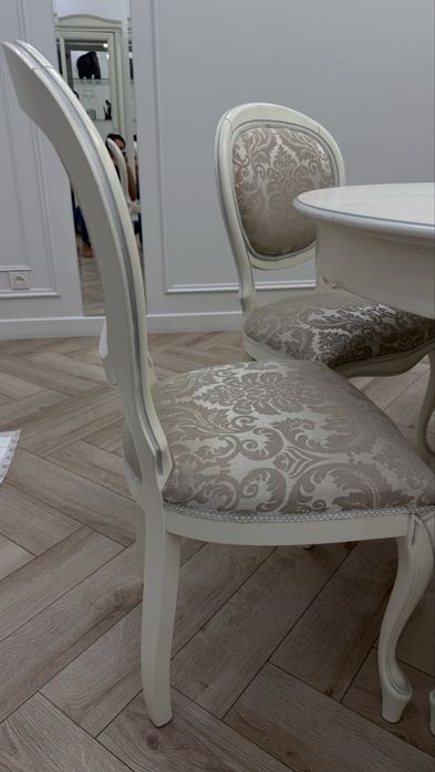 Стол со стульями