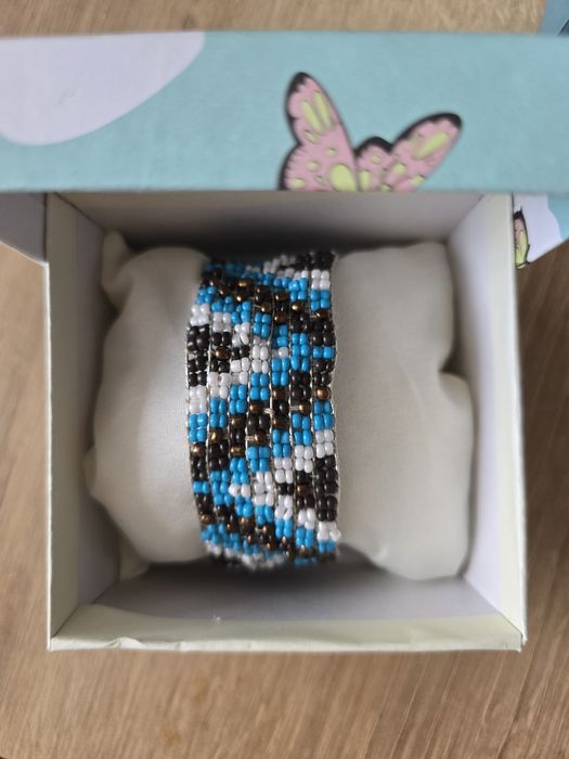 Ръчно изработени гривни за специални хора