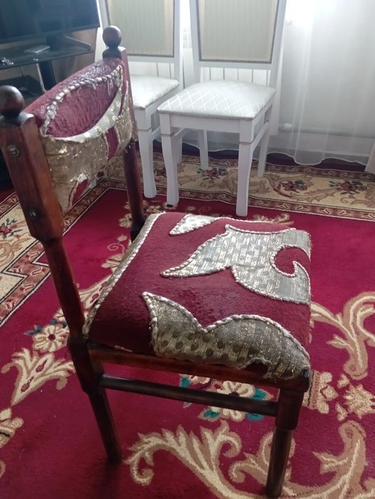 Деревянные стулья