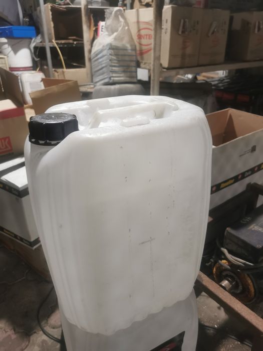 Канистры 20 литров.