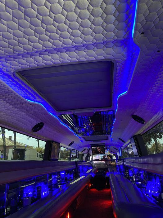 De inchiriat LIMUZINA  Hummer H2  20 locuri doua turele