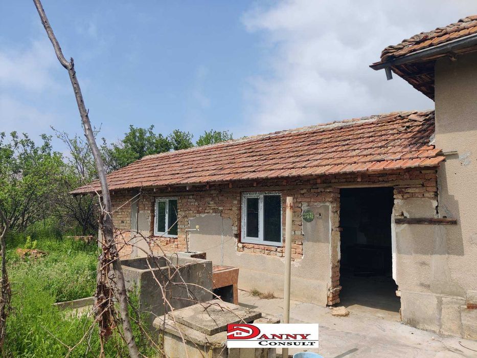 Едноетажна къща с двор и кладенец в с. Овча Могила