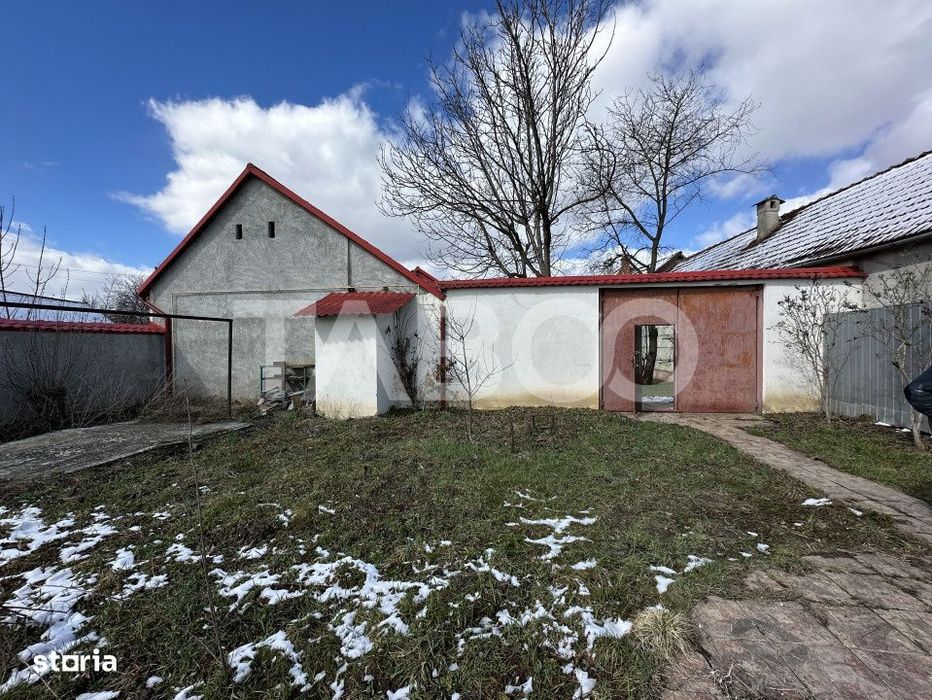 Casa familiala pentru locuit sau vacanta , spatioasa si confortabila .