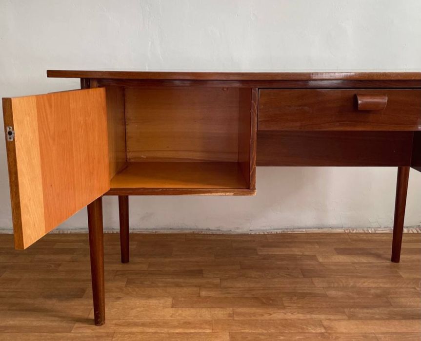 Винтажный письменный стол.