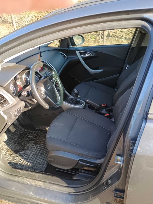 De vanzare Opel astra j