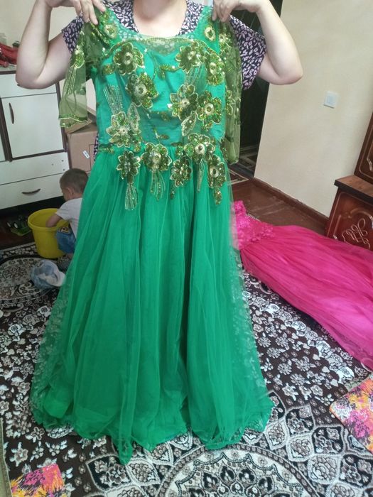 Продаеться вечерние платья очень дешево.