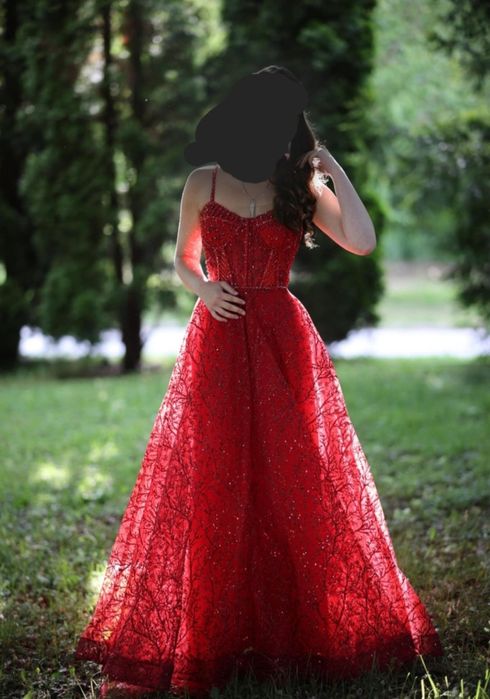 Абитуриентска бална рокля в червен цвят