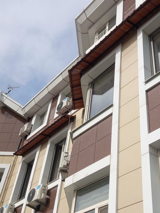 Установка  Козырьки над окнами