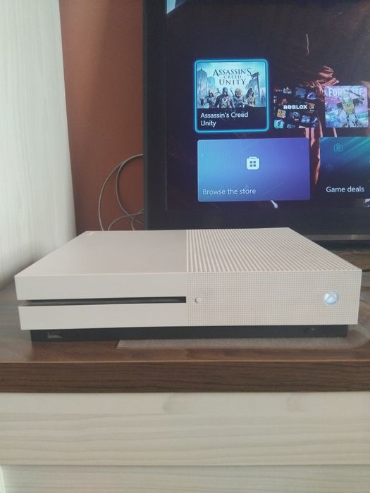 Consola xbox one s + contul cu assasin creed unuty si need for speed+.