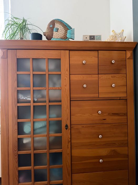 Красив шкаф от масив