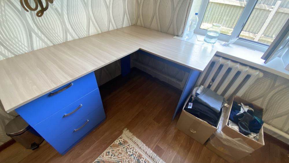 Продам угловой письменный стол с полками