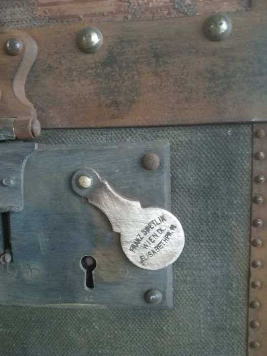 Старинен сандък за багаж от царско време.