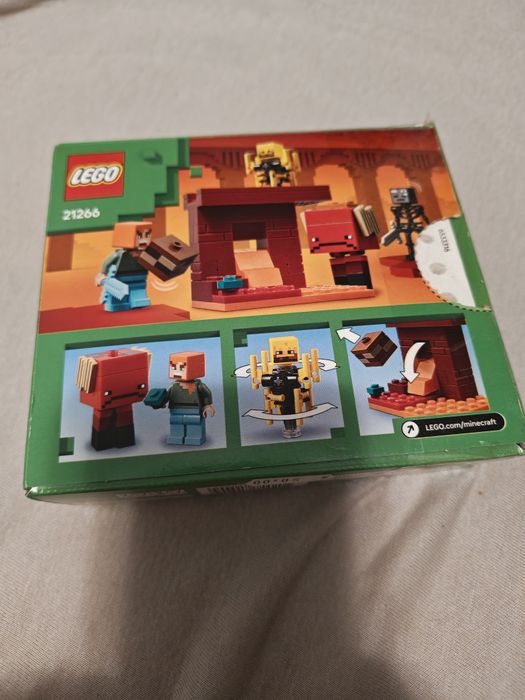 LEGO® Minecraft® Bătălie deasupra lavei în Nether (21266)