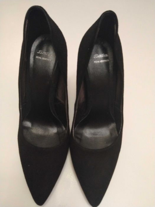 Черни обувки Bata от естествен велур