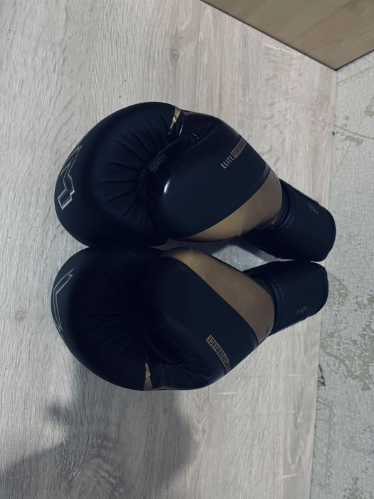 Перчатки venom oz 10 бинтом 5 метр