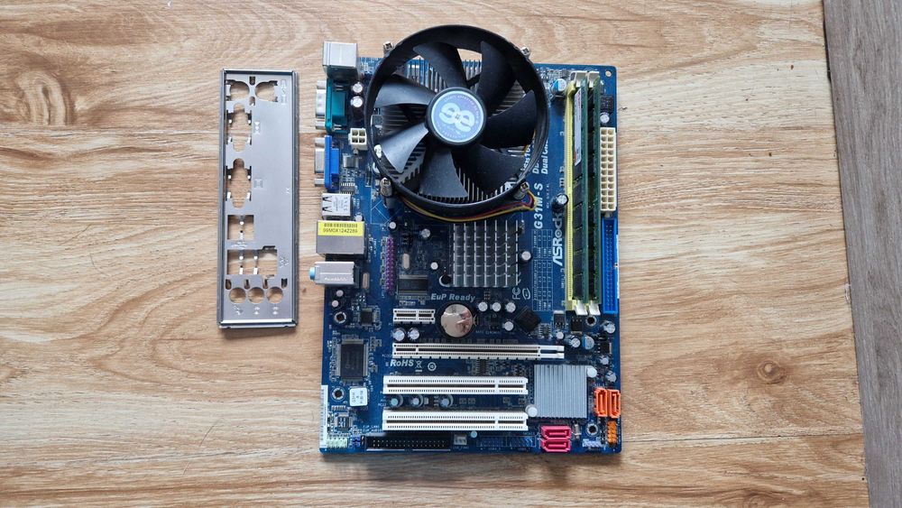 KIT Quad Core Q9300+Placa+4GB+Cooler+Shield !! CA NOU !! la 100lei!