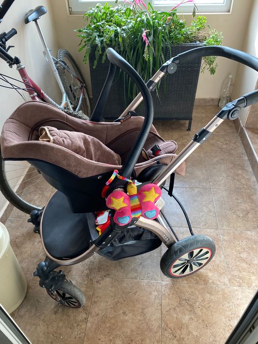 бебешка количка .