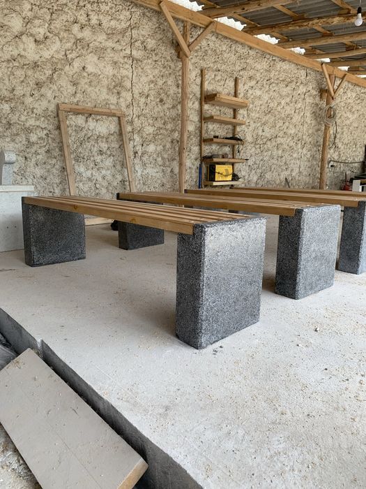 Скамейка мраморная без спинки и урна