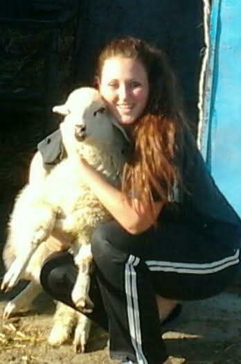 Агнета и овце екологично чисти