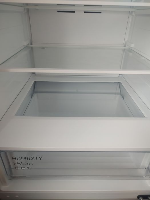 Продавам хладилник Samsung, в гаранция