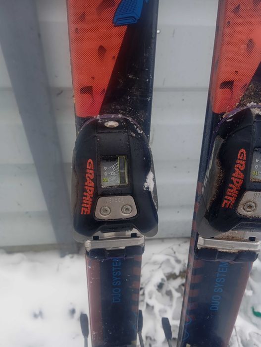 Vând schiuri și clapari