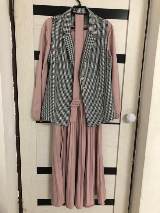 Арзан бағада киімдер сатылады.