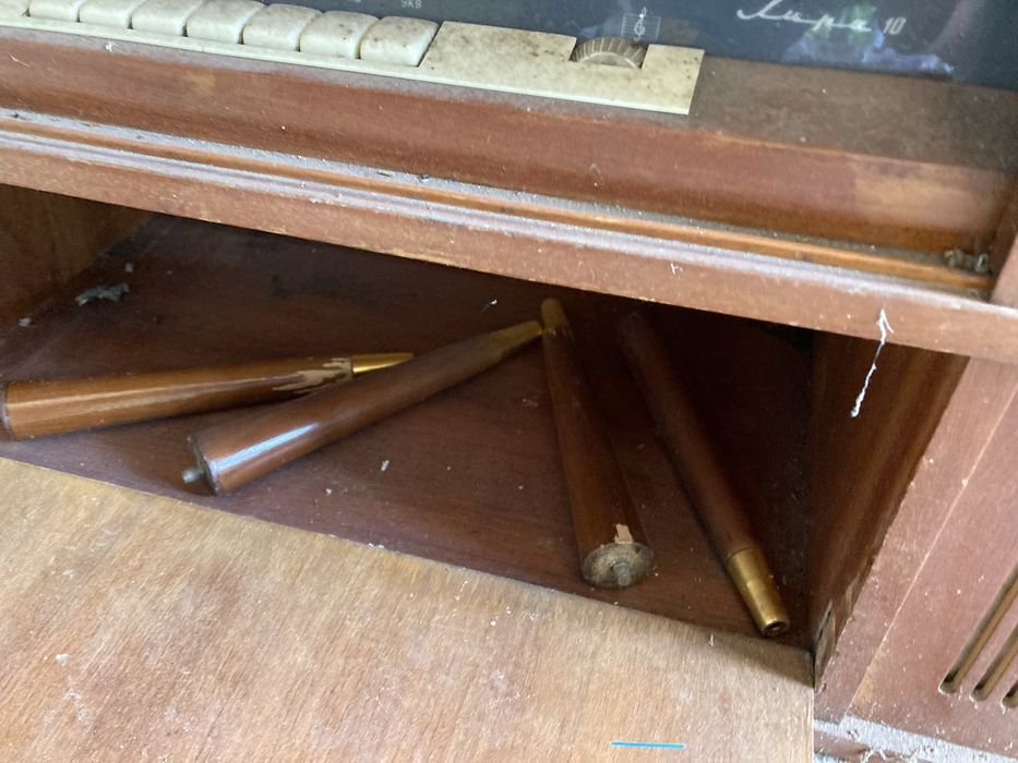 Продавам ретро радио грамофонен шкаф