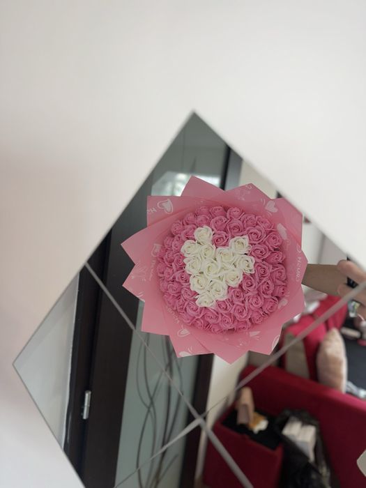 Buchet 59 trandafiri + model inima